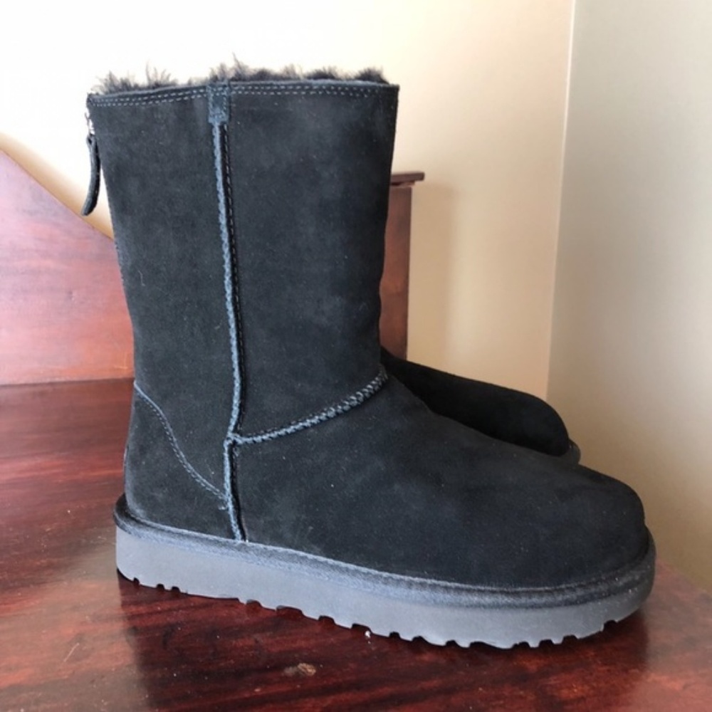 UGG  Back Zip Black Short Boot 6 NWOB - Picture 3 of 7